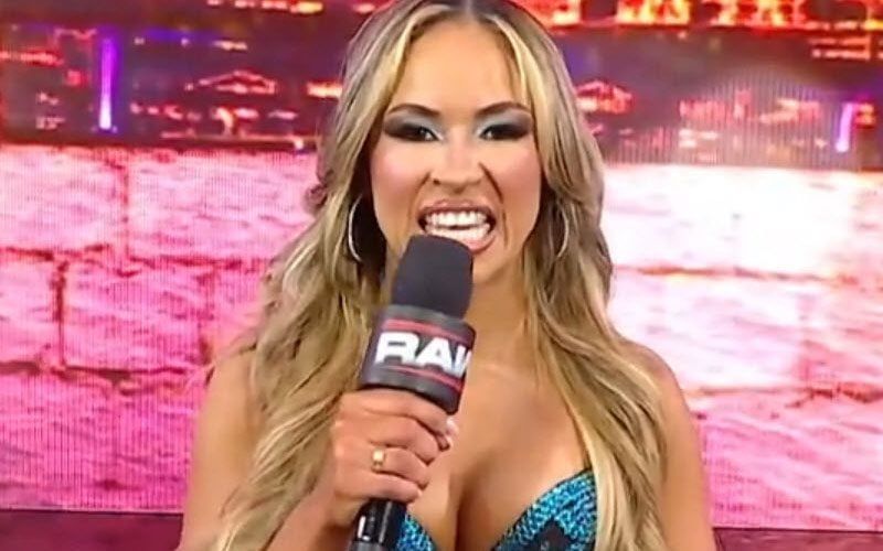 لولا فايس تنضم إلى عرض WWE RAW قبل أن تفسد روكسان بيريز اللحظة الكبرى